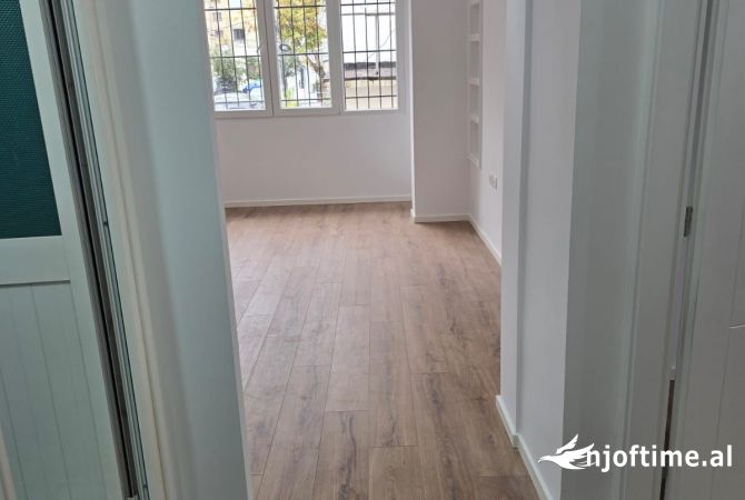 Shtepi ne shitje Apartament ne Tirane, 2+1, Mobilimi Bosh, pa mobiluar, Pagesa 119,999  Euro.