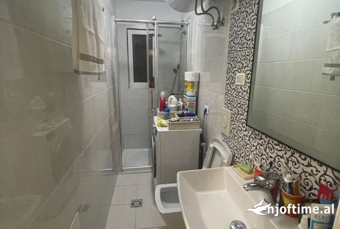 Shtepi ne shitje Apartament ne Tirane, 2+1, Mobilimi E mobiluar, Pagesa 94,999  Euro.