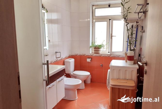 Shtepi me qera Apartament ne Tirane, 2+1, Mobilimi E mobiluar, Pagesa 690  Euro.