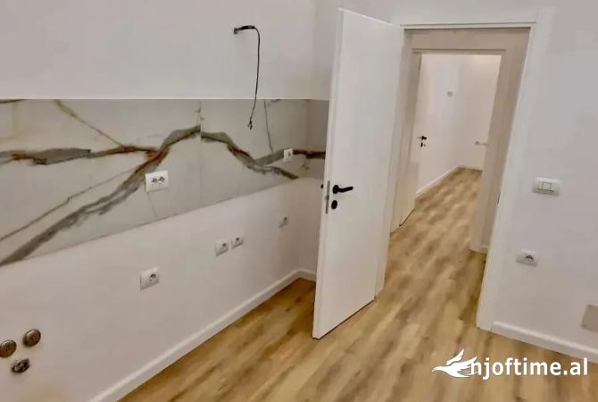 Shtepi ne shitje Apartament ne Tirane, 3+1, Mobilimi Bosh, pa mobiluar, Pagesa 269,998  Euro.