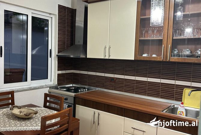 Shtepi me qera Shtepi Private ne Tirane, 2+1, Mobilimi E mobiluar, Pagesa 389  Euro.