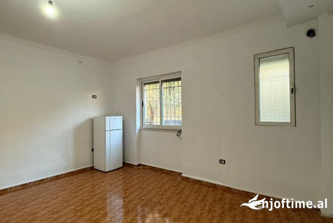 Shtepi ne shitje Apartament ne Tirane, 2+1, Mobilimi Bosh, pa mobiluar, Pagesa 99,999  Euro.