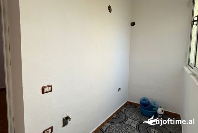 Shtepi ne shitje Apartament ne Tirane, 2+1, Mobilimi Bosh, pa mobiluar, Pagesa 99,999  Euro.