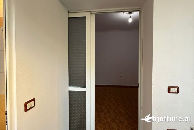 Shtepi ne shitje Apartament ne Tirane, 2+1, Mobilimi Bosh, pa mobiluar, Pagesa 99,999  Euro.