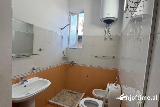 Shtepi me qera Apartament ne Tirane, 1+1, Mobilimi E mobiluar, Pagesa 398  Euro.