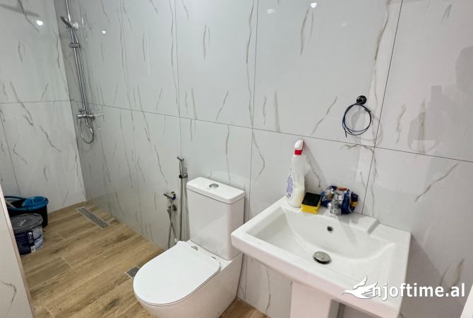 Shtepi ne shitje Apartament ne Tirane, 2+1, Mobilimi Bosh, pa mobiluar, Pagesa 131,999  Euro.