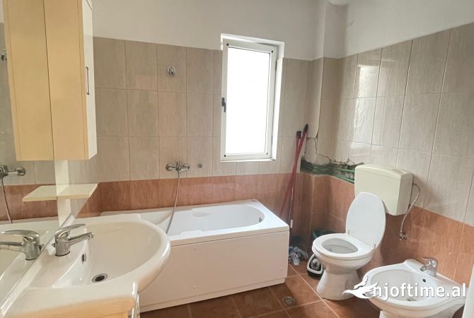 Shtepi ne shitje Apartament ne Tirane, 2+1, Mobilimi Bosh, pa mobiluar, Pagesa 114,971  Euro.
