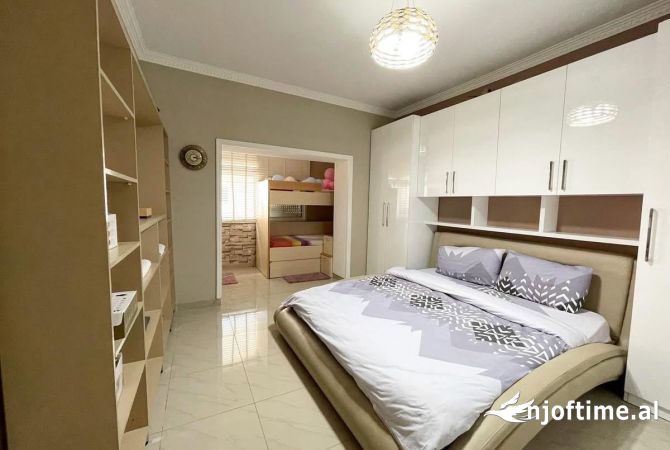 Shtepi ne shitje Apartament ne Tirane, 1+1, Mobilimi E mobiluar, Pagesa 119,909  Euro.