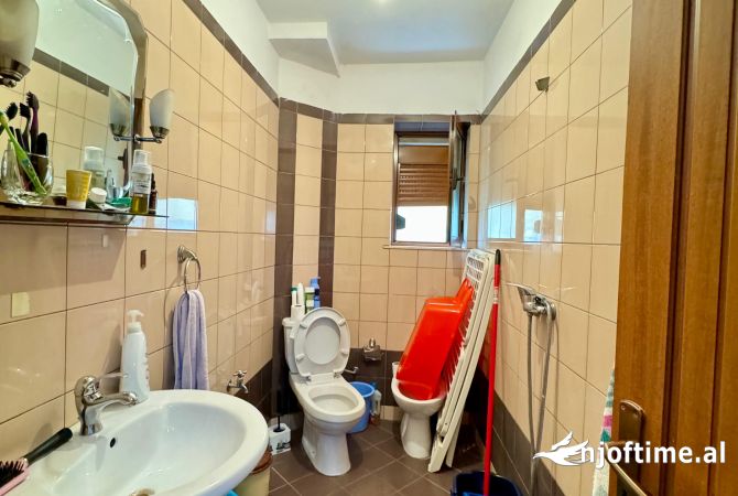 Shtepi ne shitje Apartament ne Tirane, 1+1, Mobilimi E mobiluar, Pagesa 84,998  Euro.