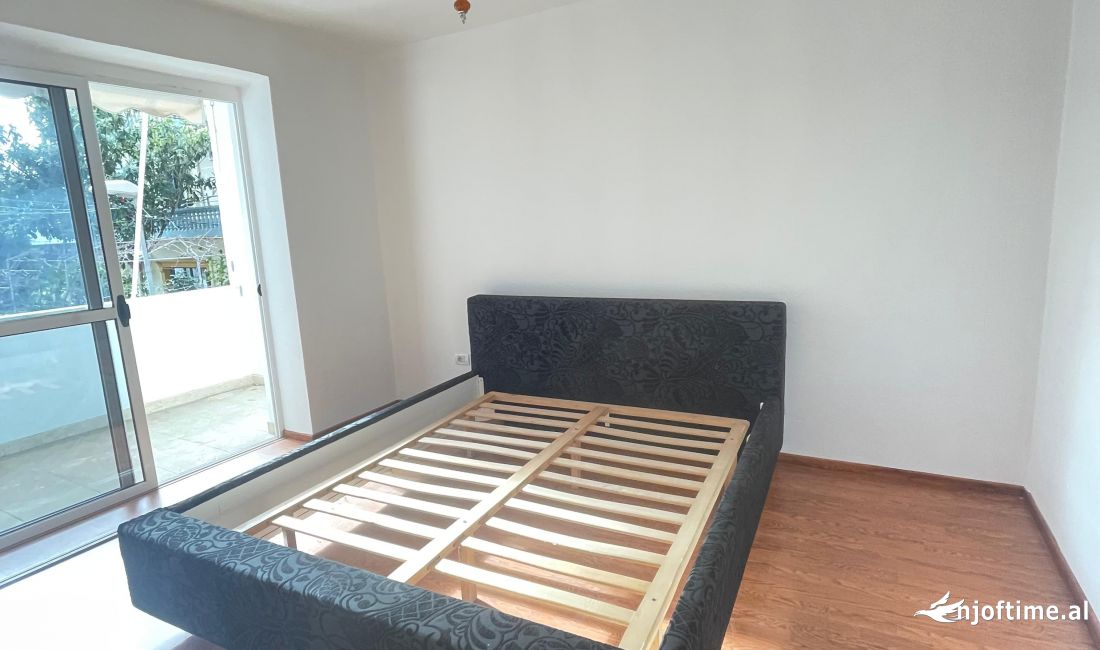 Shtepi ne shitje Apartament ne Tirane, 2+1, Mobilimi E mobiluar, Pagesa 114,909  Euro.