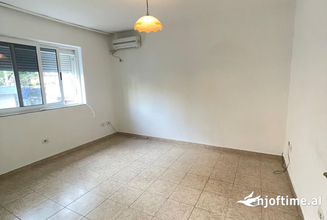 Shtepi ne shitje Apartament ne Tirane, 2+1, Mobilimi E mobiluar, Pagesa 114,909  Euro.