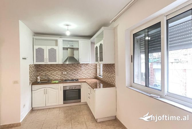 Shtepi ne shitje Apartament ne Tirane, 2+1, Mobilimi E mobiluar, Pagesa 114,909  Euro.