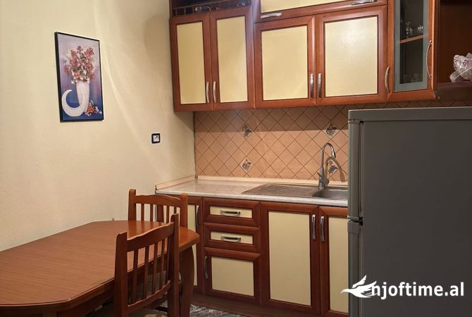 Shtepi me qera Apartament ne Tirane, 2+1, Mobilimi E mobiluar, Pagesa 494  Euro.