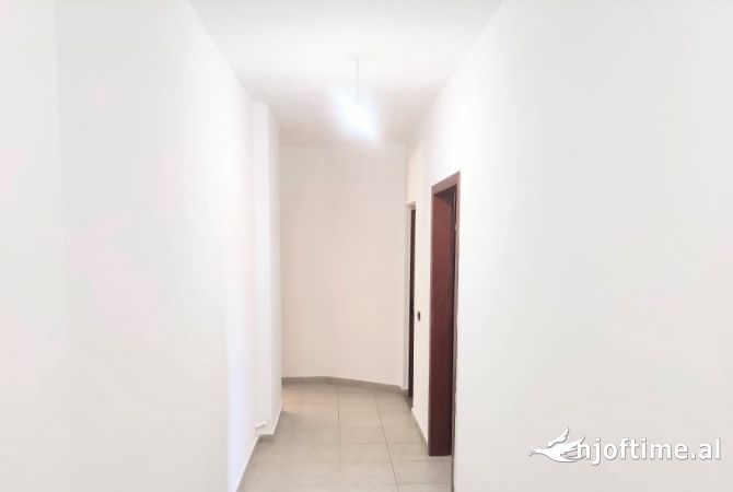 Shtepi ne shitje Apartament ne Tirane, 2+1, Mobilimi E mobiluar, Pagesa 94,383  Euro.