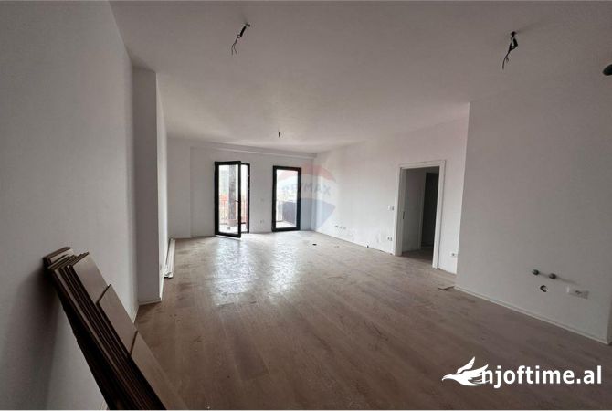 Jepet me qira per zyra super apartament 3+1+2+ 3 ballkone te Tirana Garden Building!