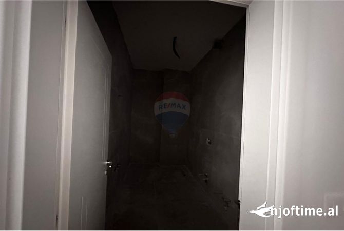 Jepet me qira per zyra super apartament 3+1+2+ 3 ballkone te Tirana Garden Building!