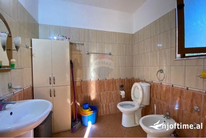 Shtepi me qera Shtepi Private ne Tirane, 5+1, Mobilimi E mobiluar, Pagesa 700  Euro.