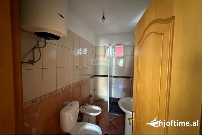 Shtepi me qera Apartament ne Tirane, 2+1, Mobilimi Bosh, pa mobiluar, Pagesa 550  Euro.