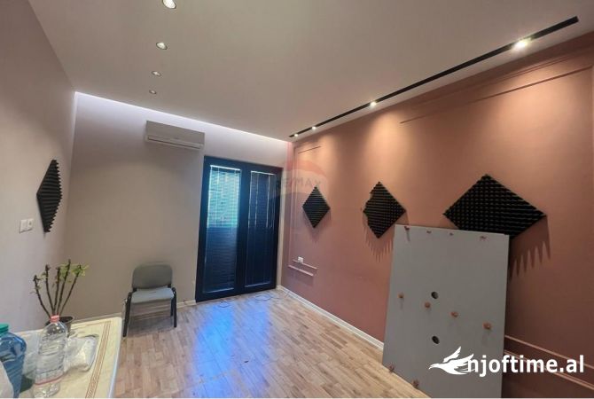Ambient biznesi me qera 3+1 ne Tirane - 1,200 Euro