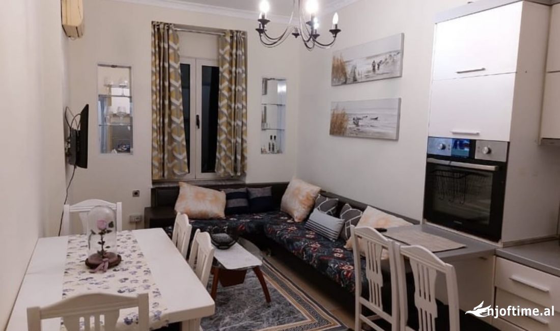 Shtepi me qera Apartament ne Tirane, 2+1, Mobilimi E mobiluar, Pagesa 690  Euro.