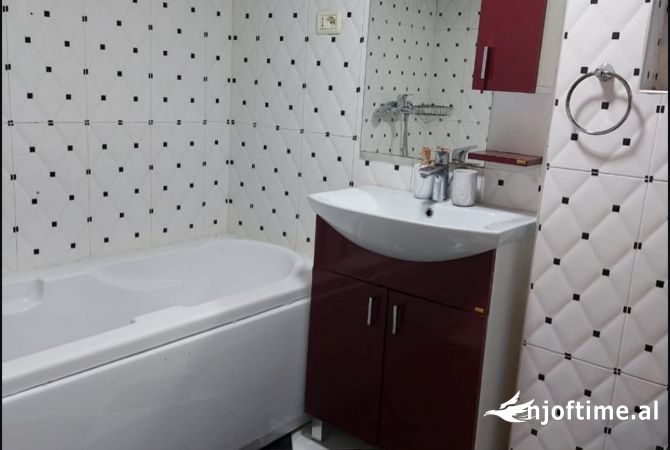 Shtepi me qera Apartament ne Tirane, 2+1, Mobilimi E mobiluar, Pagesa 690  Euro.