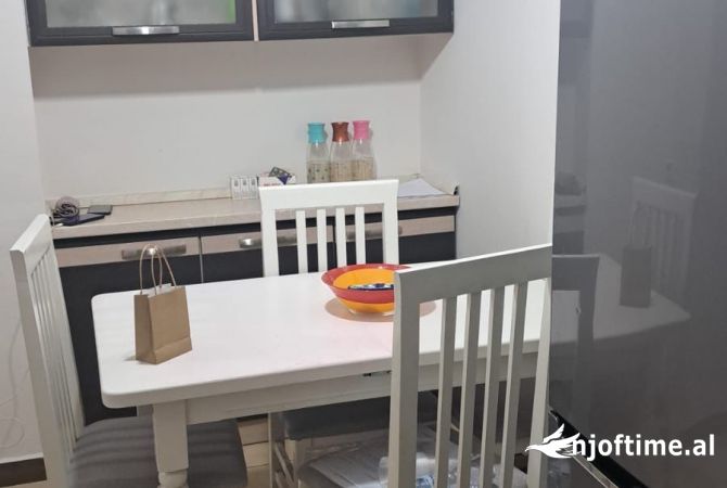 Shtepi me qera Apartament ne Tirane, 2+1, Mobilimi E mobiluar, Pagesa 500  Euro.