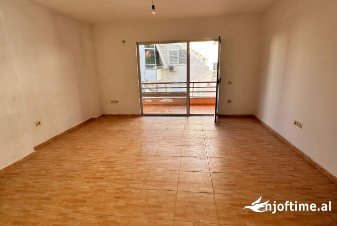 Shtepi ne shitje Apartament ne Tirane, 3+1, Mobilimi Bosh, pa mobiluar, Pagesa 193,000  Euro.