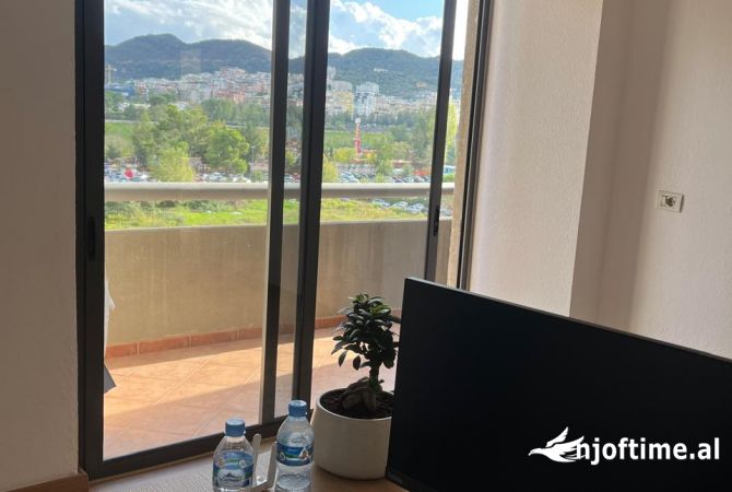 Ambient biznesi me qera 3+1 ne Tirane - 25,000 Leke