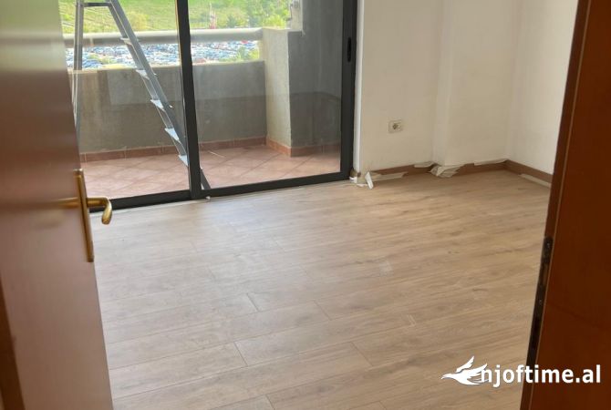 Ambient biznesi me qera 3+1 ne Tirane - 25,000 Leke