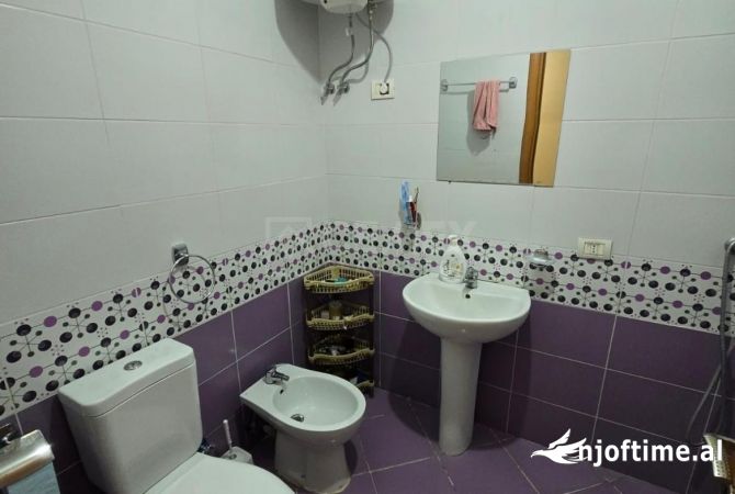 Shtepi ne shitje Apartament ne Tirane, 2+1, Mobilimi E mobiluar, Pagesa 133,000  Euro.