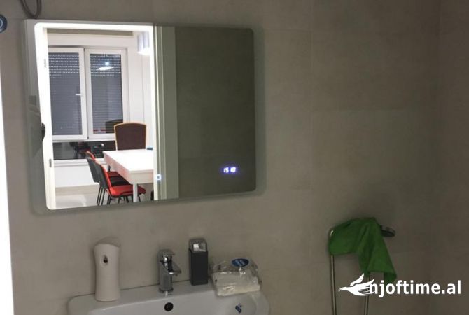 Ambient per zyra tek Myslym Shyri!