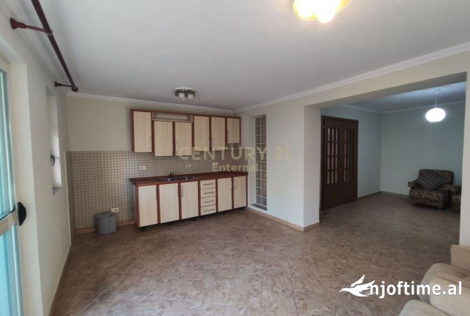 Apartament per qira per Zyra prane Gjimnazit Petro Nini Luarasi 