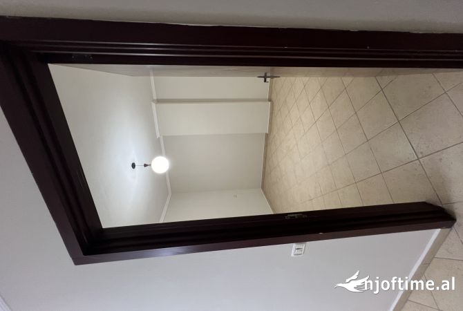 Shtepi ne shitje Apartament ne Tirane, 2+1, Mobilimi Bosh, pa mobiluar, Pagesa 130,000  Euro.