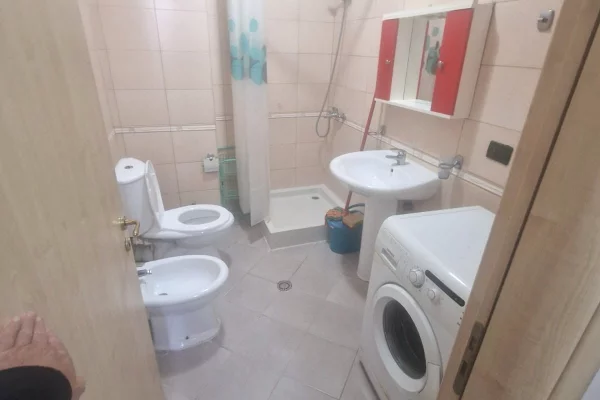 Shtepi me qera Apartament ne Tirane, 2+1, Mobilimi E mobiluar, Pagesa 45,000  Leke.