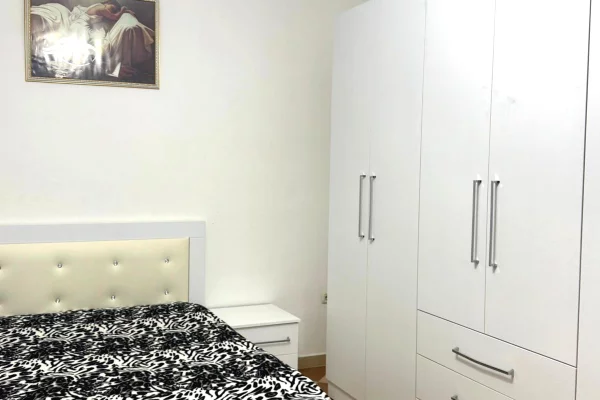 ASTIR JEPET APARTAMENT ME QERA 1+1 E MOBILUAR