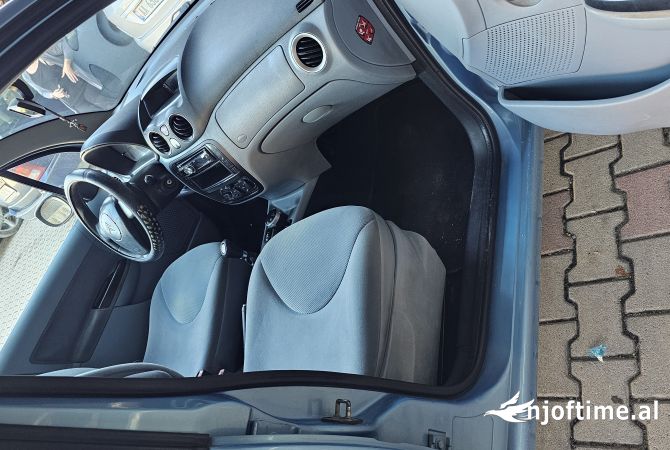 Makina ne shitje ne Fier, Citroen, 2005 Benzine,Kambio Manual Pagesa 200,000  Leke.