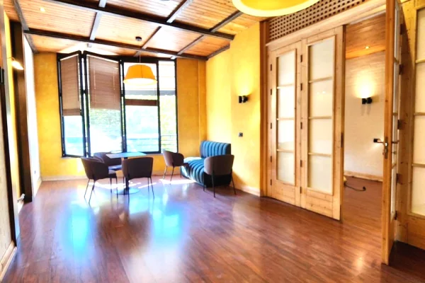 Ambient biznesi ne shitje 3+1 ne Tirane - 160,000 Euro