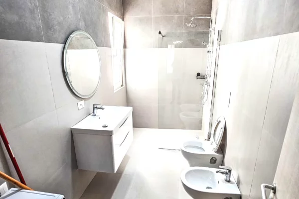 Shtepi me qera Apartament ne Tirane, 2+1, Mobilimi E mobiluar, Pagesa 76,000  Leke.