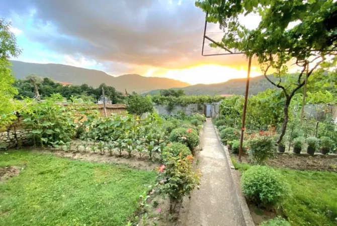 Shtepi ne shitje Shtepi Private ne Tirane, 3+1, Mobilimi Bosh, pa mobiluar, Pagesa 115,000  Euro.