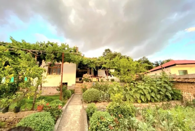 Shtepi ne shitje Shtepi Private ne Tirane, 3+1, Mobilimi Bosh, pa mobiluar, Pagesa 115,000  Euro.