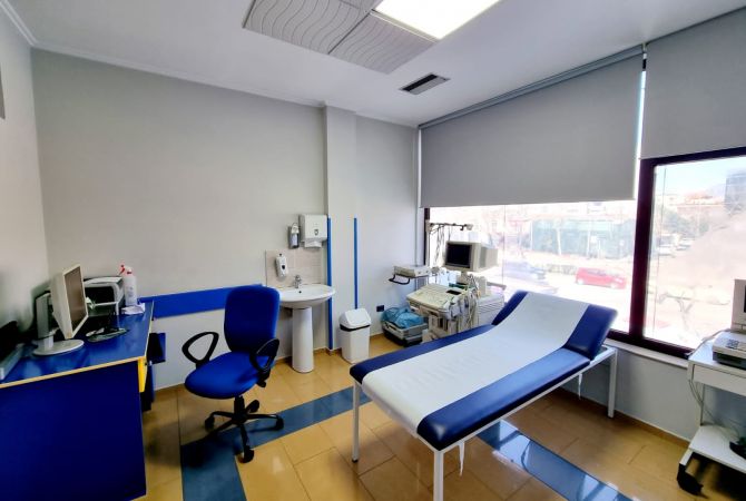 Shitet: Amb Komercial **628m2 ( Kryq. Laprakes - Rr. Dritan Hoxha ) Fasade Xhami nga Rr. Kryesore