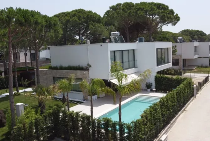 Shtepi ne shitje Vila Luksoze ne Himare, 3+1, Mobilimi Bosh, pa mobiluar, Pagesa 1,250,000  Euro.