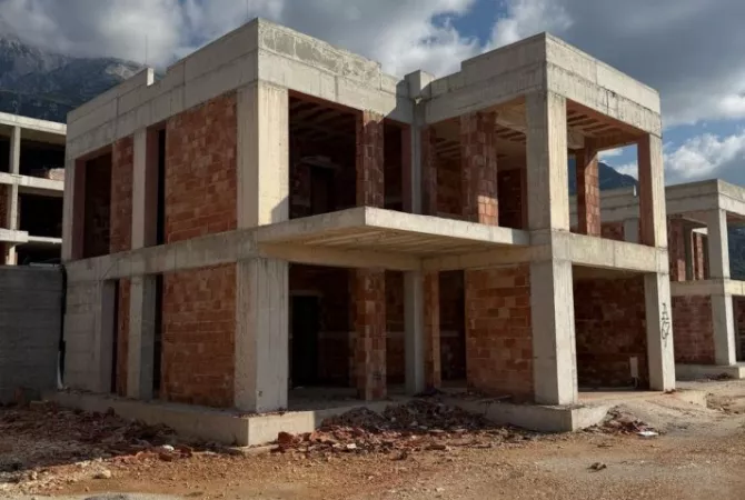 Shtepi ne shitje Vila Luksoze ne Himare, 3+1, Mobilimi Bosh, pa mobiluar, Pagesa 1,250,000  Euro.