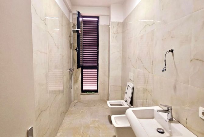 Ambient biznesi me qera 3+1 ne Tirane - 800 Euro