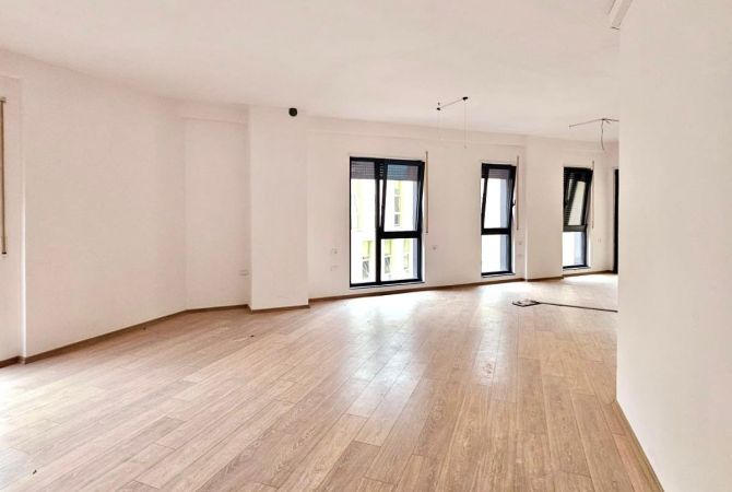 Amb Open Space ( Qender - pas 15Kateshit ) 110m2 - Pllt i Ri & Pamje nga Rruga | Ideale per Zyra
