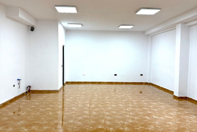 🔵 Jepet me Qira : Dyqan 65m2, Siper Kristal Center - Tek Nest Cafe ( Buze Rruges Dytesore te Autost