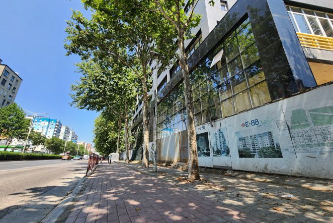 Ambiente Commerciale in Vendita 1+1 a Tirana - 245,000 Euro