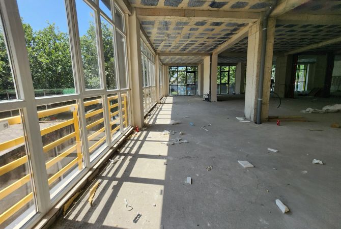 Ambiente Commerciale in Vendita 1+1 a Tirana - 1,200,000 Euro