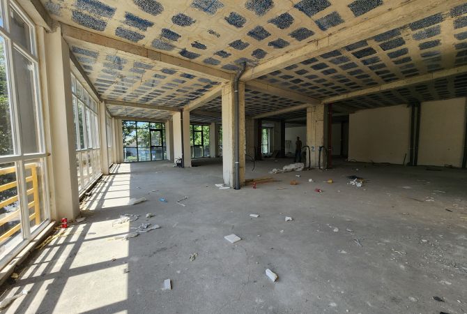Ambiente Commerciale in Vendita 1+1 a Tirana - 1,200,000 Euro
