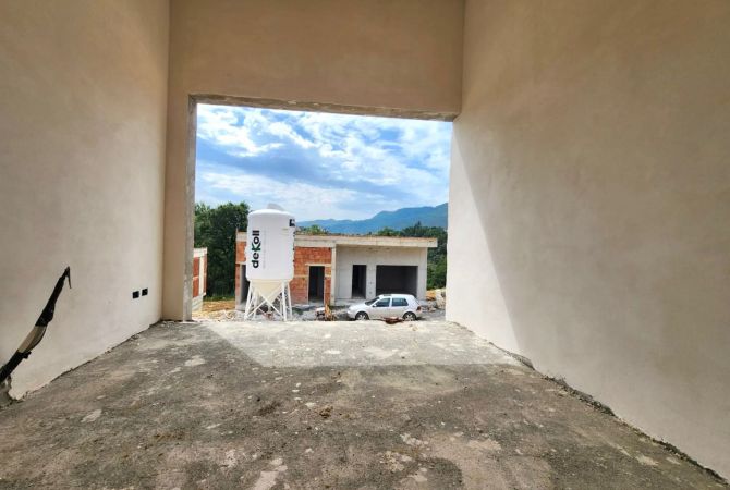 Luxury villas for sale in Tirana 4+1, Emty